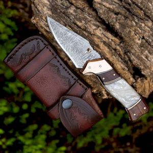 Couteaux de chasse pliants classiques avec lame de style Damas, manche métallique incurvé distinctif, détail d'incrustation en laiton et ceinture en cuir - Product Image 3