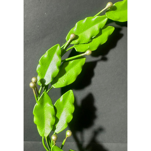 พวงหรีดใบไม้โลหะสีเขียวสวยงาม ประดับด้วยผลเบอร์รี่สีทองและโบว์ทันสมัย ของตกแต่งสวยงามสำหรับประดับผนังหรือประตู - Product Image 3