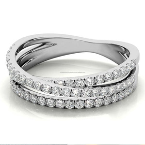 Anillo de compromiso de moissanita con corte brillante redondo y banda de boda de eternidad cruzada de tres hileras con pavé, con banda a juego para ella - Product Image 2