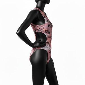 ชุดว่ายน้ำผู้หญิง โพลีเอสเตอร์ผสมสแปนเด็กซ์ พรีเมียม สีชมพูพิมพ์ลายกราฟฟิตีสีดำ ซิปหน้า รับสกรีนโลโก้ตามสั่ง - Product Image 3