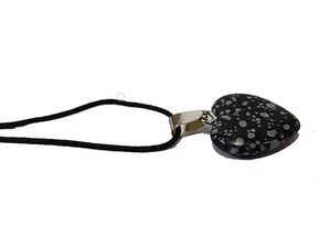 Pendentif Collier Tendance en Obsidienne Flocon de Neige Gravée en Forme de Petit Cœur, Idéal pour la Fête des Mères et Cadeau d'Affaires du Gujarat - Product Image 5