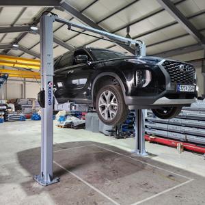 Elevador de Autos de Dos Postes KOENG KLT-5E para Vehículos Eléctricos, Accionamiento Hidráulico, Capacidad de 5 Toneladas, Altura de Elevación de 76.4 Pulgadas - Product Image 3