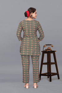 ชุดเซ็ตผ้าโพลีเรยอนพิมพ์ลายสำหรับผู้หญิง สีเขียว เป็นมิตรกับสิ่งแวดล้อม คอกลม คุณภาพสูง คอลเลคชั่นบูติก Kiran Nexus ไซส์ S ถึง 3XL - Product Image 4