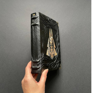 Grimorio Antiguo de Anubis |   Diario de Cuero con Diseño de Dioses Egipcios |   Libro de hechizos esotéricos hecho a mano |   Cuaderno de Arte Mitológico y Libro de Sombras - Product Image 3