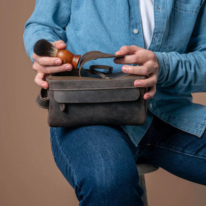 Neceser de Viaje de Cuero Genuino Hecho a Mano de Lujo para Hombre, con Correa para Colgar - Product Image 4