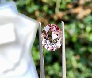 พลอยมอร์แกไนต์สีชมพูธรรมชาติทรงรีเหลี่ยมเจียระไน ขนาด 8x10 มม. สำหรับทำเครื่องประดับ พร้อมใบรับรองจากผู้เชี่ยวชาญอิสระ - Product Image 2