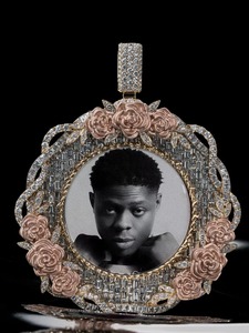 Pendentif de luxe en or massif 18 carats plaqué or rose avec pierres moissanite taille baguette, design floral, breloques à thème, pendentif photo - Product Image 1