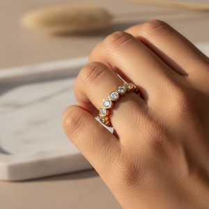 Bague éternité à sertissage clos avec diamants ronds brillants de 1,35 carats au total - Product Image 6