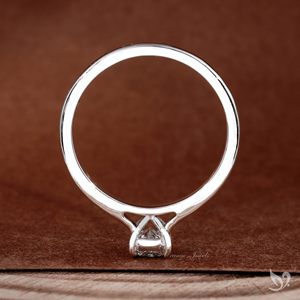 Anillo de compromiso y boda con diamante cultivado en laboratorio de corte cojín delicado de 0.50 ct, minimalista, solitario, banda delgada, oro blanco - Product Image 3