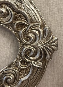 Espejo de Pared Barroco Ovalado Plateado | Espejo con marco plateado ornamentado |   Decoración Elegante y de Lujo - Product Image 3