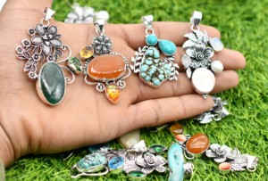 Collares con Colgante de Latón Cristiano Vintage para Mujer, Hechos a Mano, Chapados en Plata Antigua, con Piedras Preciosas Naturales Surtidas, para Fiestas Religiosas - Product Image 4