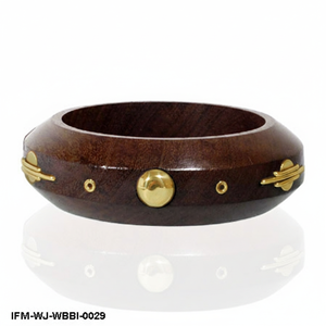 Bracelet artisanal en bois foncé avec incrustation en laiton, style bohème tribal géométrique - Product Image 1