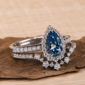 Anillo de Compromiso y Boda con Zafiro Azul Corte Pera y Halo de Diamantes, Chapado en Oro Blanco sobre Plata, para Mujer - Product Image 4