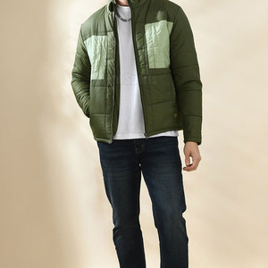 เสื้อแจ็คเก็ตพัฟเฟอร์มีฮู้ดสไตล์ลำลองสำหรับผู้ชาย ดีไซน์ทันสมัย พร้อมโลโก้ด้านหน้า วัสดุเบา น้ำหนักเบา สามารถปรับแต่งสีและขนาดได้ เหมาะสำหรับฤดูหนาว - Product Image 3