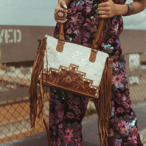 Sac fourre-tout en cuir de vachette Western avec panneau floral gravé à la main et franges |   Sac à main artisanal pour femmes - Product Image 1