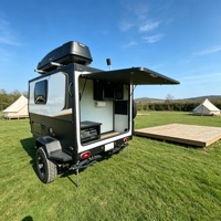Caravane tout-terrain compacte et légère avec carrosserie rigide, conception à essieu unique et rangement pratique pour les voyages en expédition