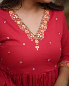 Ensemble Kurtai de luxe pour femmes en viscose rouge brodée Chandetri avec pantalon en viscose Chandetri et dupatta imprimé - Product Image 5