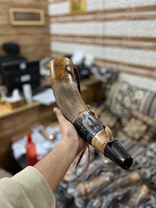 สายเข็มขัดหนังสไตล์วินเทจลายเขาสัตว์  รักษ์โลก  ทำมือ  ตกแต่งด้วยเขาสัตว์  สำหรับใส่ขวดเหล้า  ของสะสม  สไตล์เรียบง่าย - Product Image 3