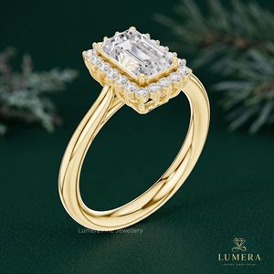Bague de mariage de luxe en or jaune, blanc et rose, sertie d'un diamant de laboratoire taille fantaisie éclatant, avec halo d'émeraudes - Product Image 5