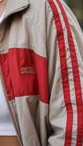 ONETEN APPAREL Conjunto Deportivo para Mujer, Beige con Rayas Rojas, Manga Larga, Corte Holgado, Ligero, Cuello Alto, Pantalones Deportivos con Bolsillos Laterales - Product Image 2
