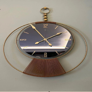 Reloj de péndulo dorado con un ciervo saltando y nubes. Decoración serena disponible a precios de mayorista. - Product Image 2