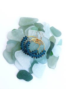 Boucles d'oreilles créoles en macramé perlé bleu faites à la main, plaquées or, avec breloque éventail vintage, style bohème, bijoux pendantes pour femme - Product Image 3