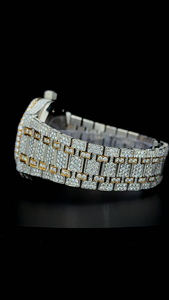 Reloj de Diamantes Personalizado de Dos Tonos, Dorado y Blanco, Completamente Cubierto de Diamantes Moissanite Redondos, con Esfera de Fecha y Esqueleto, para Hombre - Product Image 5