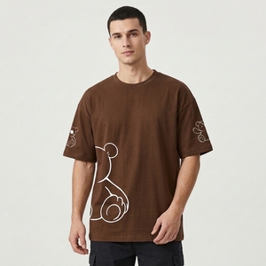 T-shirt moderne surdimensionné marron chocolat pour homme avec motif d'ours de dessin animé minimaliste et graphismes à lignes blanches épurées - Product Image 1