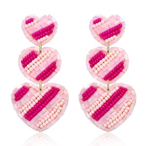 Pendientes de Corazón Triple de Calidad de Exportación, Color Rosa y Dorado, Pendientes Colgantes para el Día de San Valentín, Artesanía con Acabado Premium - Product Image 3