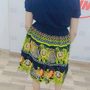 Mini-jupe hawaïenne décontractée pour femme, style Pohnpei, brodée, à imprimé floral tropical, à volants, avec nœud à nouer et fente, idéale pour la plage - Product Image 3