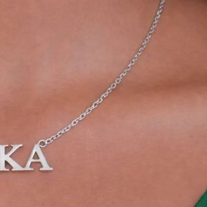 Collar con colgante de letra AKA plateado para mujer, elegante joyería de moda inspirada para uso diario, accesorio de regalo con dije. - Product Image 6