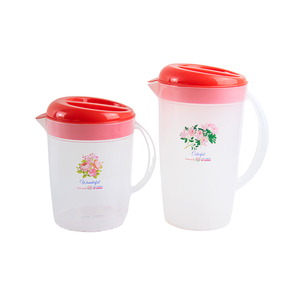 Jarra de Agua de Plástico Clásica de 1.8L con Tapa y Diseño Floral para Camping - Product Image 2