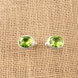 Gemelos Niharika Gems hechos a mano en India con peridoto verde, diseño de diseñador, chapados en plata de ley 925, con engaste tipo canal. - Product Image 1