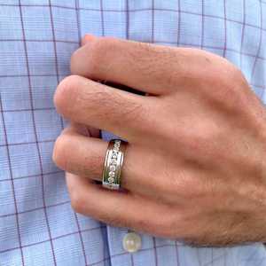 Bagues de mariage pour hommes 8 mm en or massif 14 carats avec diamants de laboratoire taille ronde sertis en canal, demi-éternité minimaliste empilable, vente en gros - Product Image 2