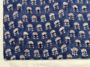 Tela de algodón estampada a mano con motivos florales índigo, tela de algodón estampada a mano de Jaipur, tela de algodón con motivos pequeños para confección de vestidos. - Product Image 4