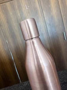 Bouteilles en cuivre simples, idéales pour les bureaux, les voyages, les écoles, bouteille d'eau en cuivre pur durable et pour usage quotidien, vente en gros depuis l'Inde - Product Image 3