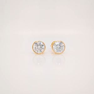Boucles d'oreilles clous en or jaune massif 14 carats avec diamant de laboratoire rond de 2 carats serti clos, cadeau de mariage pour femme - Product Image 1
