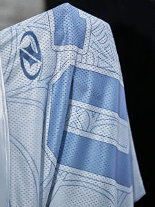 Camiseta de fútbol americano de malla ligera estilo streetwear para hombre, top deportivo oversize Y2K transpirable, moda urbana, estilo con número personalizado - Product Image 6