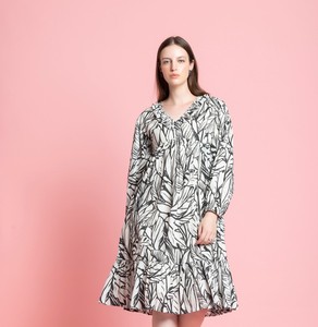 Vestido Maxi de Lujo con Estampado Abstracto, Cuello en V, Diseño Único, Mezcla de Algodón, para Vacaciones en la Playa - Product Image 1