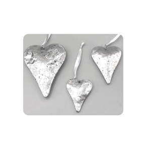 Ornements suspendus en métal martelé faits à la main, en forme de cœur, argent texturé, écologiques, décoratifs, plusieurs tailles, rubans bleus pour les fêtes - Product Image 6