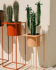Pots de fleurs en métal colorés avec supports en fer hauts, supports décoratifs modernes pour fleurs en rouge, orange et pêche pour l'intérieur - Product Image 6