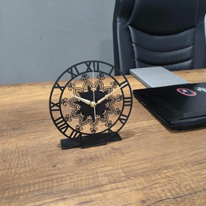 Horloge de table en métal noir découpée au laser, design contemporain, pour la décoration intérieure et la décoration de chambre d'hôtes, fabriquée à la main en Inde - Product Image 2