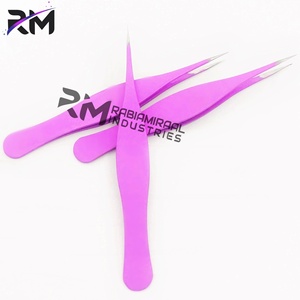 Juego de pinzas para cejas RMI de alta calidad, con punta plateada y recubrimiento en polvo de color rosa oscuro, de acero inoxidable, punta inclinada y ligeras. - Product Image 4