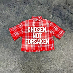 เสื้อเชิ้ตครอปแขนสั้นลายสก็อตสีแดงสำหรับผู้ชาย รุ่น Chosen Not Forsaken พิมพ์ลาย โอเวอร์ไซส์ ทรงลำลอง ผ้าฝ้ายทอ โลโก้ด้านหน้า - Product Image 1