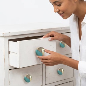 Bouton de meuble rond moderne en bois avec accents turquoise et laiton pour poignées de meubles de cuisine - Product Image 2