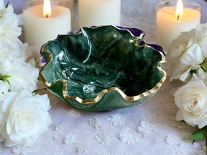 Bol décoratif artisanal en résine époxy vert moyen, design géode - Product Image 3