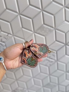 Nuevo Llavero de Cuero Hecho a Mano con Diseño de Girasol y Cactus en Forma de Corazón, Pendientes de Llavero en Oferta, Llaveros Ligeros - Product Image 2