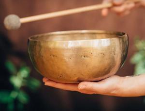 Bol chantant tibétain en laiton pur pour la méditation et la guérison sonore avec marteau de frappe, idéal pour l'équilibrage des chakras et le yoga - Product Image 2