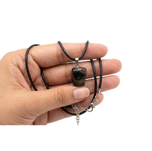 Collar con Colgante de Piedra Curativa de Jaspe Natural - Joyería Energética con Piedras Preciosas Pulimentadas y Cordón Negro Ajustable para Hombre - Product Image 1