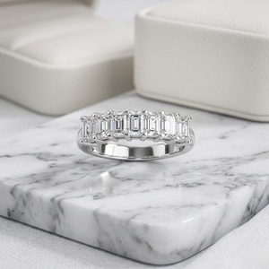 Bague à sept pierres serties de griffes, taille émeraude, 5,60 carats au total - Product Image 1